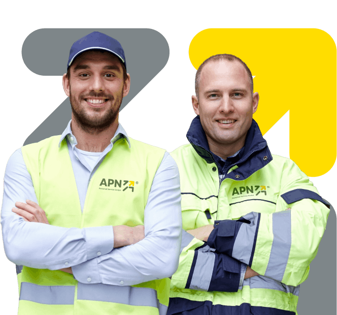 Zwei lächelnde Mitarbeiter in Warnwesten repräsentieren den Personaldienstleister APN Personal Service.